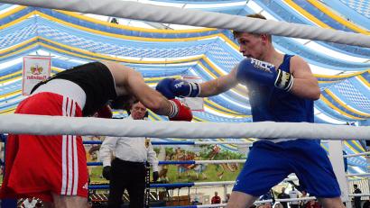 Bild: Kunz
Der Amberger Daniel Belz (rechts) boxt gegen Tado Peijnovic aus Plattling.