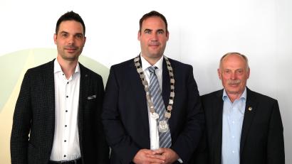 Bild: Hirsch
Drei Neue an der Spitze der Gemeinde Steinberg am See: Erster Bürgermeister Christian Meßmann (Mitte) und seine beiden Stellvertreter Franz Kiendl (rechts) und Fabian Kraus (links).