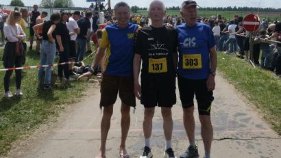 Bild: gsp
Drei Urgesteine und Laufliebhaber am Ziel des Landkreislaufs 2026: Anton Graml, Bernd Saurenbach und Gerd Kaiser (von links).