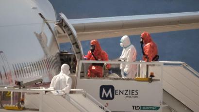 Bild: Arturo Rodriguez/AP/dpa
Passagiere des vom Hantavirus befallenen Schiffes Hondius werden ausgeflogen.