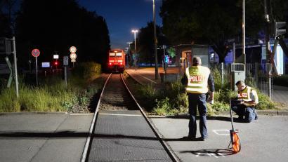 Bild: Reinert/swd-medien /dpa
Nach dem Unfall vermessen Polizisten die Unglücksstelle.