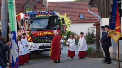 Bild: wel
Ruhestandspfarrer Georg Hartl aus Pfreimd segnet beim Florianstag das neue Löschfahrzeug der Feuerwehr Gleiritsch.