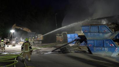 Bild: Ehsan Monajati/dpa
Das Feuer auf dem Industriegelände löste einen Großeinsatz der Feuerwehr aus.