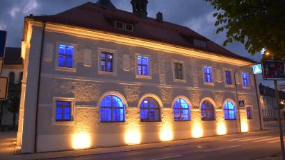 Bild: jr
Ganz in Blau erstrahlt das Historische Rathaus in Mitterteich noch bis Dienstag, 12. Mai. Mit dieser Aktion wird auf die schwere Erkrankung ME/CFS hingewiesen.