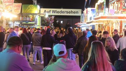 Bild: Kunz
Auf Wiedersehen! Die Bilanz des Weidener Frühlingsfestes fällt heuer gemischt aus, auch wegen des Wetters.