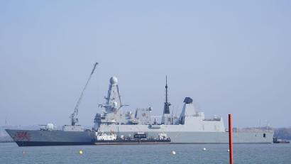 Bild: Andrew Matthews/PA Wire/dpa
Großbritannien bringt seinen Zerstörer HMS Dragon für einen etwaigen Schutzeinsatz in der Straße von Hormus in Stellung