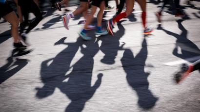 Symbolbild: Christian Charisius/dpa
Beim Halbmarathon im niederländischen Leiden ist eine 15-Jährige zusammengebrochen und gestorben.