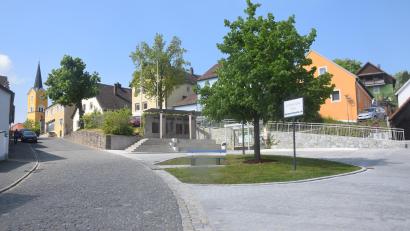 Bild: fz
Der Grünsfelder Platz ist eine Meisterleistung der Dorferneuerung. Der früher steil abfallende Buswendeplatz wurde mit Einbindung der oberen Anwesen und dem Kriegerdenkmal effektiv umgestaltet.