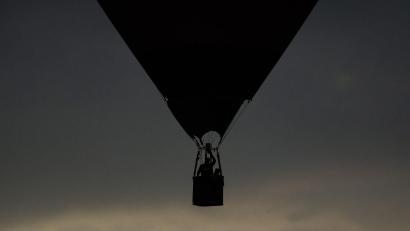 Symbolbild: Silas Stein/dpa
Der Ballon wurde in eine Stromleitung getrieben.