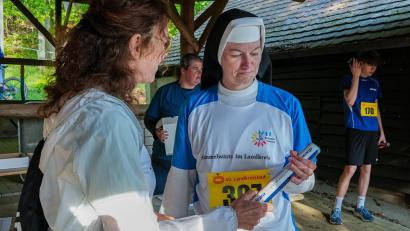 Bild: Stephan Huber
40. Landkreislauf Amberg-Sulzbach 2026. Vor dem Start am Annaberg. Die Realschule Auerbach schickt eine Staffel mit elf Sportlerinnen und Sportlern an den Start. Schulleiterin Schwester M. Ancilla Pitroff macht den Anfang.
