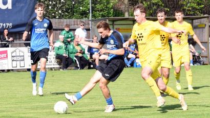 Bild: Gebert
Der SV Mitterteich feierte am Samstag einen souveränen 5:1-Sieg gegen die SpVgg Oberkotzau. Hier schießt Alexander Dylda zum Endstand ein.