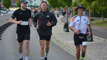 Bild: jr
Dieses Trio macht auf der Strecke beim Inklusionslauf in Mitterteich eine gute Figur.