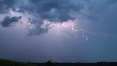Bild: Alexander Wolf/onw-images/dpa
Bereits am Nachmittag sind in manchen Regionen Gewitter möglich. (Symbolbild)