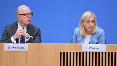 Bild: Soeren Stache/dpa
Ärztepräsident Reinhardt begrüßt Ministerin Warken beim Ärztetag - mit Kritik? (Archivbild)