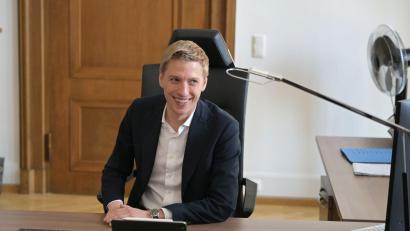 Bild: Malin Wunderlich/dpa
Der Münchner Oberbürgermeister Dominik Krause (Grüne) hofft auf Geschlossenheit in der neuen Mango-Koalition. (Archivbild)
