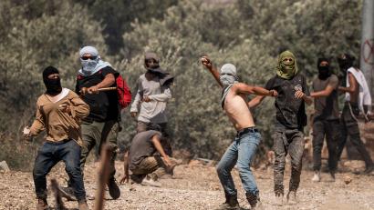 Bild: Ilia Yefimovich/dpa
Rechtsgerichtete israelische Siedler greifen regelmäßig im Westjordanland Palästinenser an. (Archivbild)