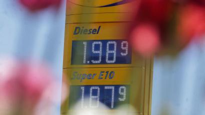 Bild: Thomas Warnack/dpa
Zum ersten Mal seit Anfang März hat Diesel im bundesweiten Tagesdurchschnitt wieder weniger als 2 Euro gekostet. (Archivbild)