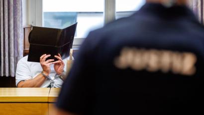 Bild: Daniel Karmann/dpa
Der Angeklagte soll in Bayern einen Überfall und in Baden-Württemberg einen Einbruch begangen haben. (Symbolbild)
