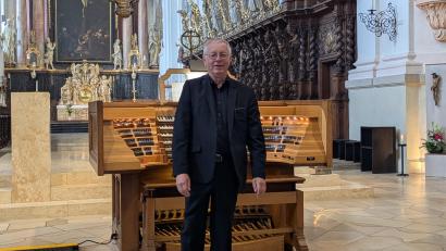 Bild: Paul Zrenner
Das Improvisationskonzert in der Basilika Waldsassen mit Professor Wolfgang Seifen am Muttertag war ein Erlebnis für alle Sinne. Am großen Spieltisch vorm Volksaltar gab der Künstler ein außergewöhnliches Orgelkonzert mit vielen musikalischen Eindrücken.