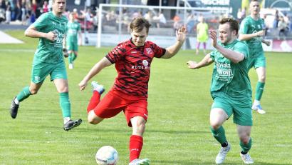 Bild: Hubert Ziegler
Michael Holler (links) vom SV Schmidmühlen muss sich hier gegen Thomas Deml (rechts) vom FC Rieden behaupten. 
1. FC Rieden - SV Schmidmühlen 1:2
Fußball Kreisliga Süd
Saison 2025/26
Bild: Hubert Ziegler