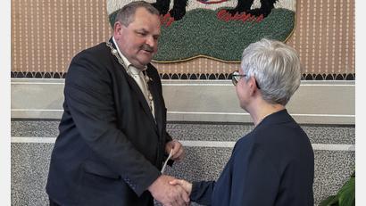 Bild: Susanne Forster
Bürgermeister Michael Schedl beglückwünscht Alexandra Morgado (CSU). Sie besetzt von nun an ein wichtiges Amt in der Gemeinde.