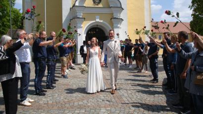 Bild: ksi
Nach der Hochzeitsmesse ging es für das Brautpaar Ina Ebner und Niko Weber durch ein Rosenspalier.