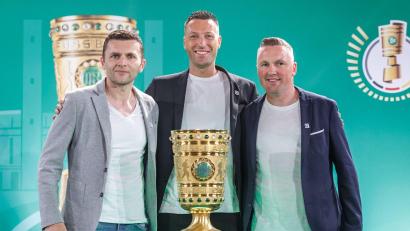 Bild: Andreas Gora/dpa
Sven Jablonski (M) leitet das DFB-Pokalfinale zwischen dem VfB Stuttgart und dem FC Bayern München.