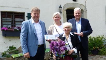Bild: jp
Das Kastler Heimatmuseum feierte an Muttertag Saisoneröffnung und 40-jähriges Bestehen:. Dazu gratulierten Bürgermeister Stefan Braun (links) und Landrat Richard Reisinger (rechts) den beiden Besitzerinnen, Annemarie Weiß (vorne) und deren Tochter Birgitta Engelhard.
