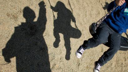 Bild: Julian Stratenschulte/dpa/dpa-tmn
Familiengerichte sollen nach den Vorstellungen des Bundesjustizministeriums im Kinderschutzverfahren künftig soziale Trainingskurse und Gewaltpräventionsberatungen anordnen können. (Symbolbild)
