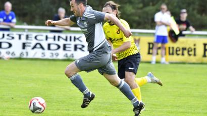 Bild: Hubert Ziegler
Für Johannes Kölbl (vorne) und die SG Utzenhofen geht's aufgrund der Niederlage gegen Kauerhof in die Abstiegs-Relegation.