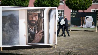 Bild: Fabian Strauch/dpa
Unter dem Titel „An vorderster Front“ zeigt die Ausstellung in der Ludwiggalerie Schloss Oberhausen rund 250 Bilder der Pulitzer-Preisträgerin Anja Niedringhaus, die 2014 bei einem Attentat in Afghanistan ums Leben gekommen war.