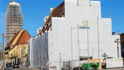 Bild: u
Die Stadtpfarrkirche Mariä Himmelfahrt und das historische Rathaus prägen seit Beginn des 15. Jahrhunderts das Bild der Hirschauer Innenstadt – nun eben als Baustellen.