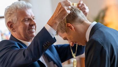 Bild: Peter Kneffel/dpa
Der Münchner Altoberbürgermeister Dieter Reiter (SPD) wollte seinem Nachfolger Dominik Krause (Grüne) die Amtskette persönlich umhängen.