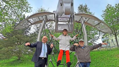 Bild: Brigitte Gschwendtner
Der Vogel auf dem Auenpark-Spielplatz hat zwar schon 20 Jahre auf dem Buckel, aber er fliegt noch: Davon überzeugten sich der Marktredwitzer Oberbürgermeister Oliver Weigel, die ehemalige Gartenschau-Geschäftsführerin Dagmar Voss und Martin Gramsch vom Förderverein (von links).