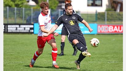 Bild: Dieter Jäschke
Der SC Kirchenthumbach um Fabian Lober (rechts) trifft in der Relegation um den Ligaverbleib auf die DJK Ensdorf. Christopher Fleischmann und die SpVgg Trabitz kämpfen mit dem TuS Rosenberg um einen Platz in der Bezirksliga.