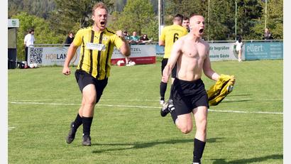 Bild: Gebert
Der SV Poppenreuth gewann beim SV Pechbrunn durch ein Tor in letzter Minute mit 2:1. Torschütze Robert Gajdusek (rechts) nahm die Gelbe Karte in Kauf und jubelte ohne Trikot.