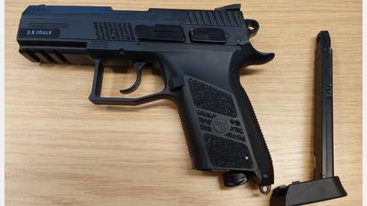 Bild: Bundespolizei
Mehrere verbotene Waffen, darunter eine Pistole, stellte die Bundespolizei am Wochenende bei Grenzkontrollen auf der A6 bei Waidhaus sicher.