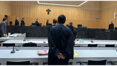 Bild: juh
Zahlreiche Polizeibeamte sagen am vierten Prozesstag am Landgericht Weiden aus. Ein 22-Jähriger muss sich vor der Schwurgerichtskammer wegen versuchten Mordes und versuchten Totschlags verantworten, nachdem er im Juni 2025 in Altendorf bei Pressath mehrere Menschen mit einem Messer angegriffen und zum Teil lebensgefährlich verletzt haben soll.