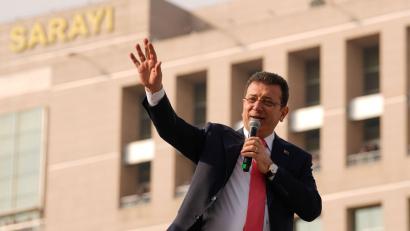 Bild: Emrah Gurel/AP/dpa
Der ehemalige Bürgermeister Ekrem Imamoğlu steht in zwei Prozessen gleichzeitig vor Gericht. (Archivbild)