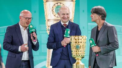 Bild: Andreas Gora/dpa
Ex-Bundestrainer Joachim Löw (r) bei der Übergabe des DFB-Pokals für das Finale in Berlin.