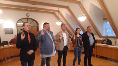 Bild: wkr
Daniel Wartinger, Alexander Heinl, Wolfgang Söllner, Anna Ritter und Norbert Riedl (von links) wurden als neue Gemeinderäte vereidigt.
