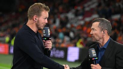 Bild: Federico Gambarini/dpa
Julian Nagelsmann (l) sollte aus Sicht von Lothar Matthäus mehr Bundesliga-Spiele live im Stadion sehen. (Archivbild)