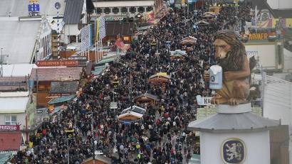Bild: Felix Hörhager/dpa
2025 musste das Wiesn-Gelände zeitweise wegen Überfüllung geschlossen werden (Archivbild).