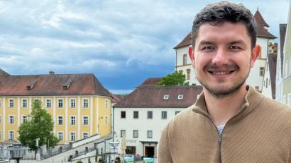 Bild: Stephan Huber
Zuvor gestaltete er in Berlin die Zeitenwende mit und entschied über milliardenschwere Rüstungsprojekte für die Bundeswehr, jetzt ist Nils Gründer Polizeischüler in Sulzbach-Rosenberg. Für Oberpfalz-Medien posierte er vor dem Stadtschloss.