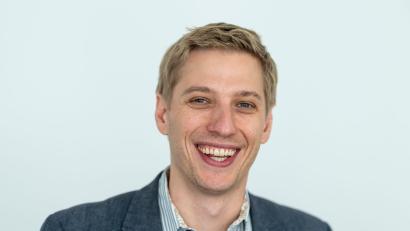 Bild: Peter Kneffel/dpa
Der Münchner Oberbürgermeister Dominik Krause (Grüne) erhält von seinem Vorgänger Dieter Reiter (SPD) die Amtskette. (Archivbild)
