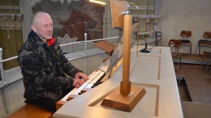 Archivbild: dob
Hans-Josef Völkl aus Burgtreswitz, besser bekannt als "Ferdl", ist plötzlich verstorben. Nicht nur an der Kubak-Orgel in der Stadtpfarrkirche vermittelte er vielen jungen Menschen seine Liebe zur Musik.