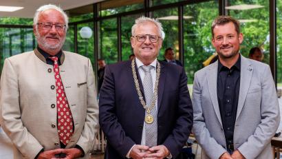 Bild: Hösamer
Die neuen Stellvertreter von Schwandorfs Oberbürgermeister Andreas Feller (BLS, Mitte) sind Zweiter Bürgermeister Matthias Kuhn (SPD, rechts) und Peter von der Sitt (UW, links).
