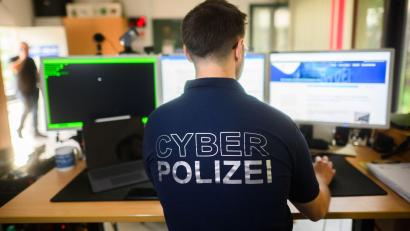 Bild: Julian Stratenschulte/dpa
Die Mehrheit der Straftaten im Internet wird inzwischen aus dem Ausland heraus begangen. (Symbolbild)