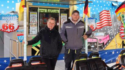 Bild: mfh
"Ein Besuch des Frühlingsfestes ist die kleine Auszeit vom Alltag." 
Ulrike Sachs vom Generalunternehmen Uebel & Sachs mit ihrem Sohn Marco.