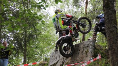Bild: Konrad Rosner
Beim Motorrad-Trial müssen schwierige Hindernisse überwunden werden. Wichtig ist dabei, vom Motorrad nicht abzusteigen und die Balance zu halten.